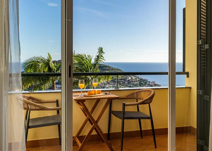 Pico Views By An Island