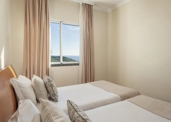 Pico Views By An Island Câmara de Lobos